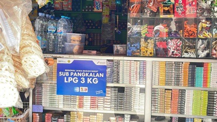 SUB PANGKALAN ELPIJI - Pengecer yang sudah berubah menjadi sub pangkalan elpiji 3 kg, di Jalan Anggrek Cendrawasih, Palmerah, Jakarta Barat. Aturan ini untuk memperketat penjualan elpiji 3 kg.