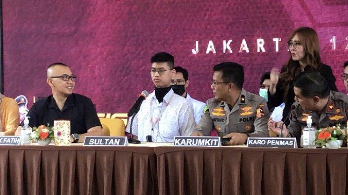 Sultan Rifat, didampingi Kepala RS Polri Kramat Jati Brigjen Pol Hariyanto menjelaskan pada wartawan kondisinya ekarang, Selasa (12/12/2023).