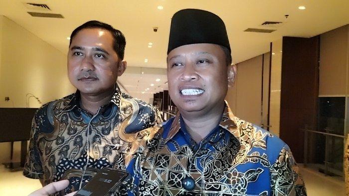 Wali Kota Depok dan Wakil Wali Kota Depok, Supian Suri (kanan) didampingi Chandra Rahmansyah (kiri) mengomentari pemecatan yang dialami Sandi Butar Butar, anggota Damkar yang membongkar kasus korupsi. Supian cukup prihatin.