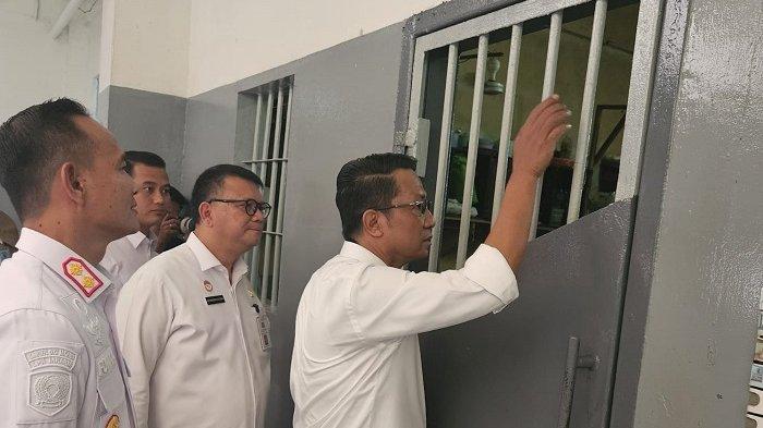 Menkumham Supratman meninjau Lapas Narkotika Cipinang untuk melihat kondisi yang ada.