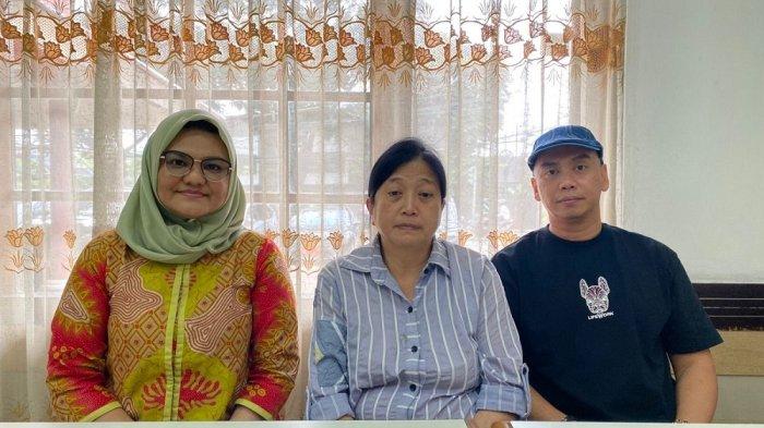 LEPAS HEWAN - Pendiri Pejaten Animal Shelter, Susana Somali (tengah), bersama dua kuasa hukumnya, Santy Rahmi (kiri) dan Stein Siahaan (kanan), saat ditemui di Cilandak Timur, Pasar Minggu, Jakarta Selatan, Sabtu (28/6/2025). Menurut Susana, jika shelternya ditutup, dengan terpaksa dia kan melepas anjing yang ada ke jalan raya.