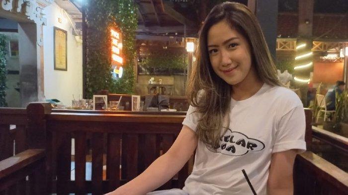 Bintang film Tamara Tyasmara berbincang bersama Wartakotalive.com di Mellys Garden, Kebon Sirih, Menteng, Jakarta Pusat, Jumat (1/4/2022). Tamara Tyasmara kembali berakting lewat film Makelar Doa setelah vakum selama 5 tahun sejak 2017.