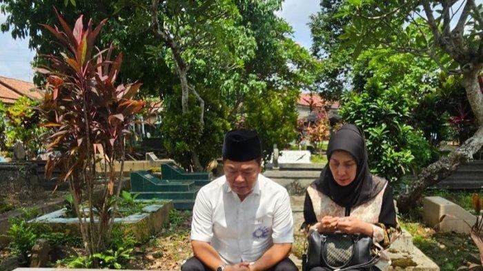 Pj Gubernur DKI Jakarta Teguh Setyabudi bersama istri sedang zirah ke makam orangtua, Sabtu (26/10/2024).
