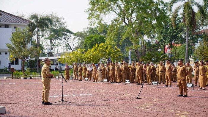 Penjabat Sementara (Pjs) Bupati Karawang, Teppy Wawan Dharmawan saat memimpin apel rutin lingkup kantor Pemda Karawang yang dilaksanakan di Plaza Pemkab, Senin (30/9/2024).