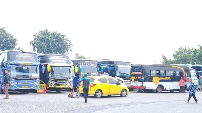 Bus antar kota antar provinsi di Terminal Kalideres sedang menunggu penumpang mudik nataru.
