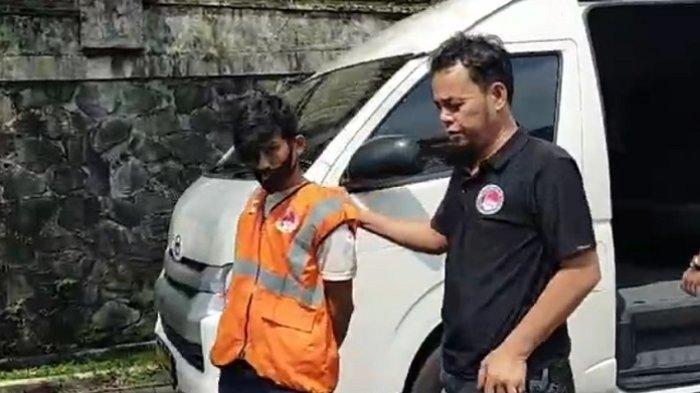 Salah satu tersangka kasus home industri narkoba jenis tembakau sintetis (sinte) yang berada di perumahan mewah Mountain View Sentul City, Kabupaten Bogor, Jawa Barat.