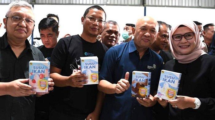 Menteri Koperasi dan UKM (MenKopUKM) Teten Masduki melaunching produksi susu ikan pertama di Indonesia yang merupakan hasil kemitraan antara Koperasi Nelayan Mina Bahari (Indramayu) dengan PT Berikan Teknologi Indonesia sebagai bagian dari perkuatan program hilirisasi produk berbasis komoditas unggulan daerah.(Dok. KemenKopUKM)