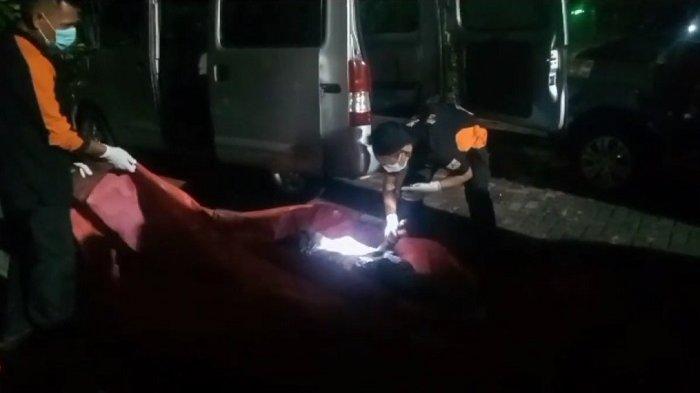Sekuriti Ancol bertindak sadis, menganiaya terduga copet hingga tewas. Tampak, jasad Hasanuddin, korban penganiayaan oleh oknum sekuriti Ancol sedang dievakuasi, Sabtu (29/7/2023). (Dok: Istimewa)