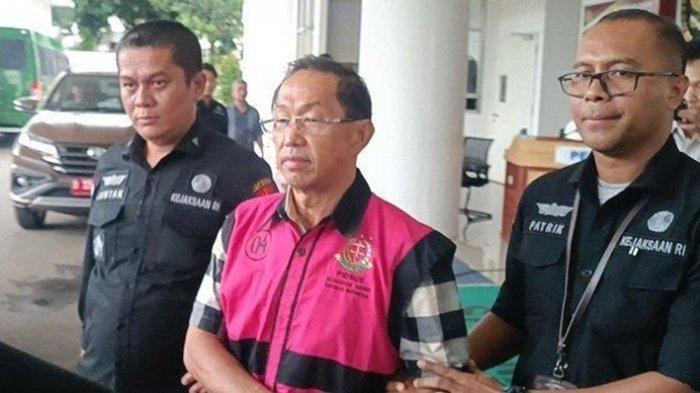 Pengusaha tambang Thamron alias Aon, syok mendengar tuntutan JPU. Diam hanya bungkam.