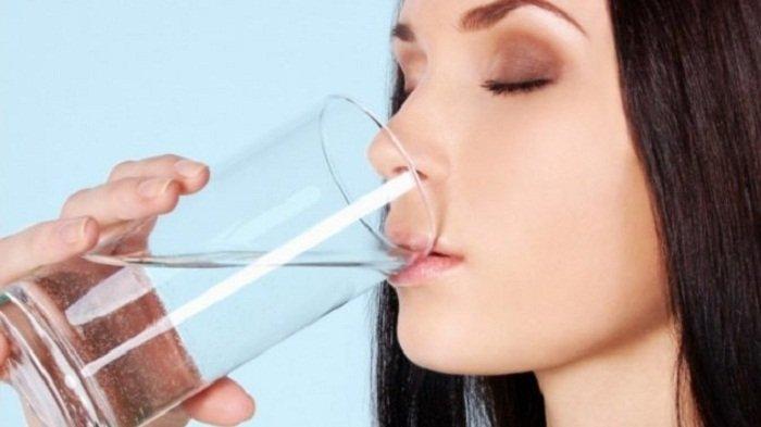 Di Era New Normal ini, tak bisa asal memilih dan memakai lipstick. Sebab, kita diharuskan menjalani protokol kesehatan, seperti memakai masker. Salah satu tipsnya, rajin meminum air putih, agar tubuh sehat dan bibir tidak kering atau pecah-pecah.