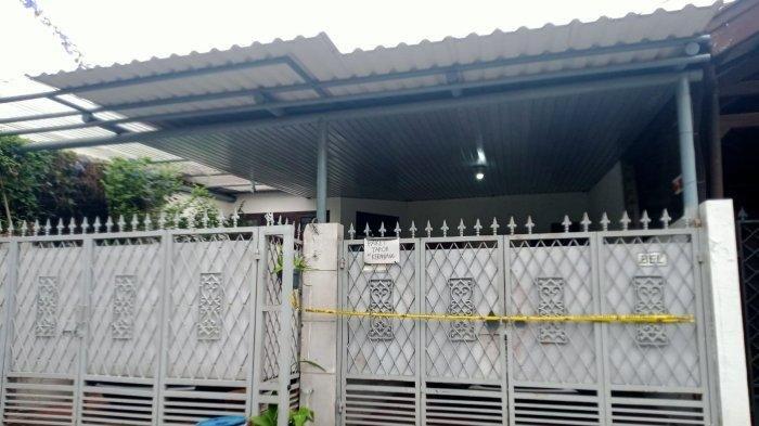 TKP rumah siswa SMA bunuh ayah dan nenek di Perumahan Taman Bona Indah Blok B6 Nomor 12, Lebak Bulus, Kecamatan Cilandak, Jakarta Selatan, Sabtu (30/11/2024).