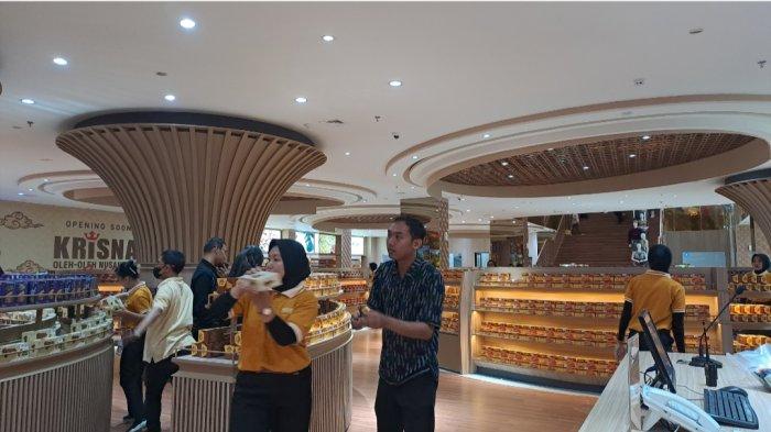 Suasana toko Krisna Oleh-oleh Nusantara Yogyakarta yang buka perdana, Jumat (31/5/2024).