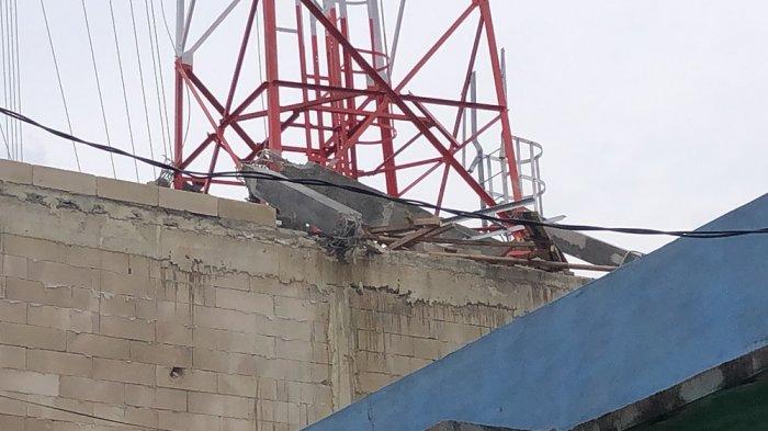 PENYANGGA TOWER AMBRUK - Beton penyanggah tower di Desa Karangsatria, Kecamatan Tambun Utara, Kabupaten Bekasi ambruk hingga memakan korban tujuh orang pada Senin (27/1/2025) lalu. Satreskrim Polres Metro Bekasi tengah melakukan penyelidikan perkara. (Tribun Bekasi / Rendy Rutama Putra).