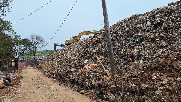 Tempat Pembuangan Sampah (TPS) Burangkeng, di Kecamatan Setu, Kabupaten Bekasi, Senin (18/11/2024). Tembok yang membatasi jalan kini roboh, akibatnya air limbah mengalir ke rumah warga.