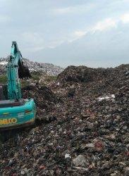 TPA Jalupang, Kelurahan Wancimekar, Kecamatan Kotabaru, Kabupaten Karawang, sudah overload atau kelebihan kapasitas. Pemkab Karawang pun tak tahu harus berbuat apa.