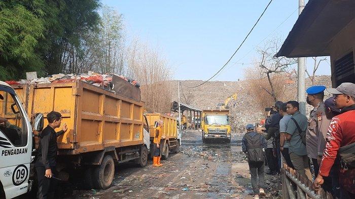 Sopir truk sampah sedang antre masuk TPAS Cipayung.