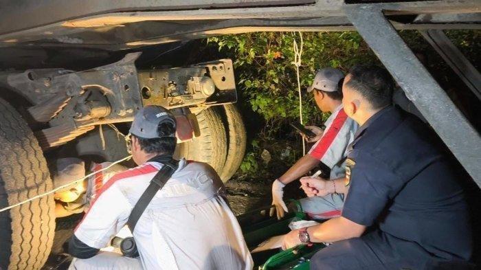 Petugas gabungan dari APM, Dishub Purwakarta dan Satlantas Polres Purwakarta melakukan pemeriksaan bangkai truk tronton yang diduga kendaraan utama penyebab kecelakaan beruntun di Tol Cipularang KM 92 B.