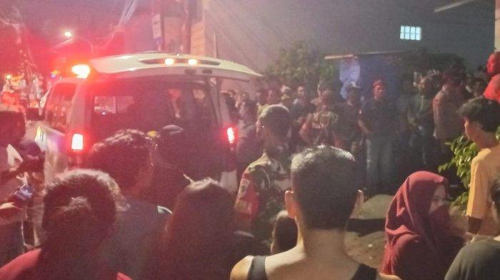 TKP penemuan mayat pria paruh baya diduga karena sakit, di tukang pangkas rambut Kebon Jeruk, Jakarta Barat.