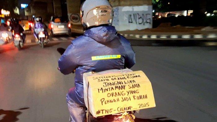 Wartakotalive/Arie Puji Waluyo/Yulianto
MUDIK UNIK - Ragam Tulisan lucu yang ditempel pemudik di bagian belakang kendaraannya ruas Jalan raya Kalimalang, Jakarta Timur hingga Bekasi, Kamis (27/3/2025). Ada yang bermaksud buat lucu-lucuan ada juga mewakili perasaan mereka. 
