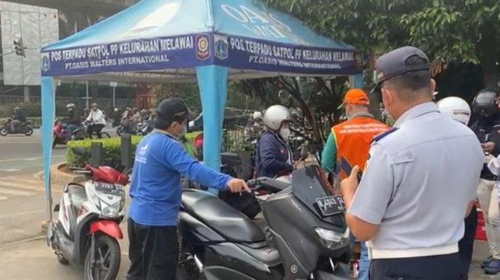 Penerapan tilang uji emisi mulai diberlakukan Pemprov DKI Jakarta, salah satunya digelar di Terminal Blok M, Kebayoran Baru, Jakarta Selatan, Jumat (1/9/2023).