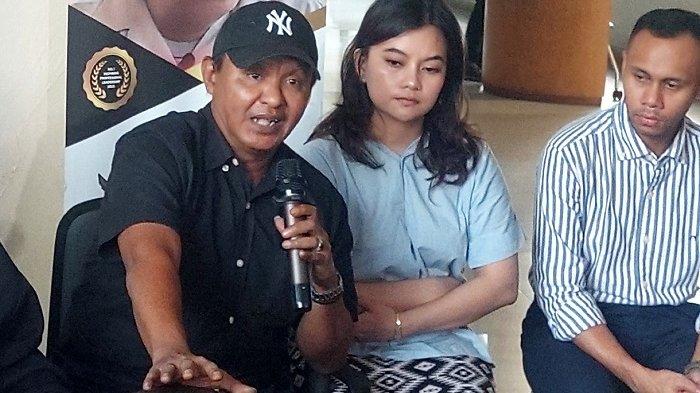 Keluarga Vadel Badjideh resmi melaporkan Nikita Mirzani ke Polres Metro Jakarta Selatan, Senin (7/10/2024) malam.


