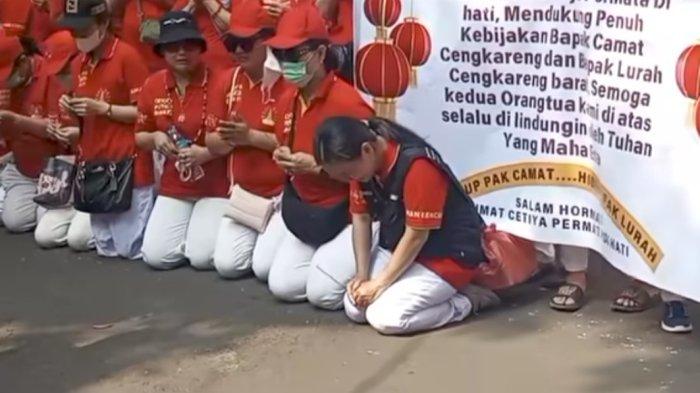 Video viral memperlihatkan umat Buddha Cetya Permata Damai melakukan sembahyang di depan Kelurahan Cengkareng, Jakarta Barat