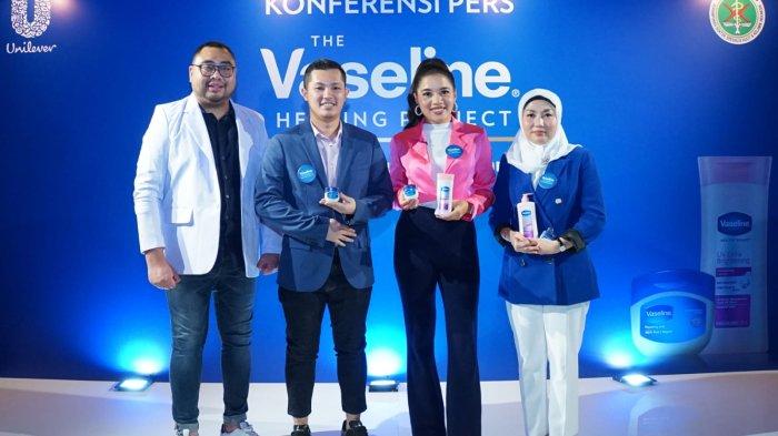 Ketua Bidang Sosial PERDOSKI Cabang Jakarta dr. Adhimukti T. Sampurna, SpKK  –  Senior Brand Manager Vaseline Esa Mahira – Penyanyi dan penulis lagu sekaligus seorang psoriasis warrior Cantika Abigail – Beauty & Wellbeing R&D Consumer Technical Insight Unilever Indonesia Dr. Telisiah Utami Putri.