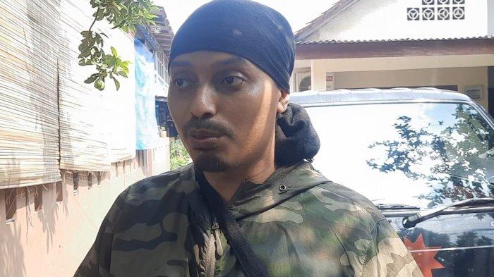 Hasan Alhabsy warga Cikoko Barat 3 RW 05, Pancoran, Jakarta Selatan kecewa dengan Lurah Cikoko Fitriyani, Senin (26/6/2023).