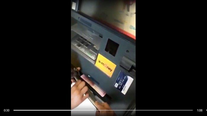 Ilustrasi - Sebuah video memperlihatkan warga membongkar upaya aksi mengganjal ATM kawanan pencuri beredar di jejaring sosial whatsapp.