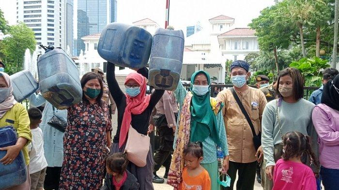 Ilustrasi warga Jakarta sedang dem karena kesulitan air bersih.