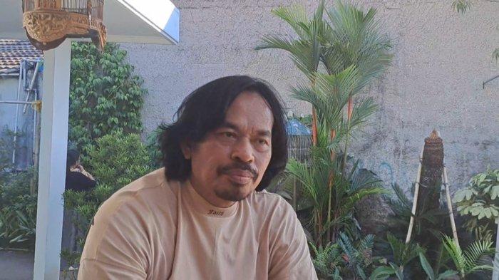 Nambri (42) warta RT 03 RW 06 Meruya Selatan mengaku keberatan dengan rencana penutupan Jalan H Gudig.