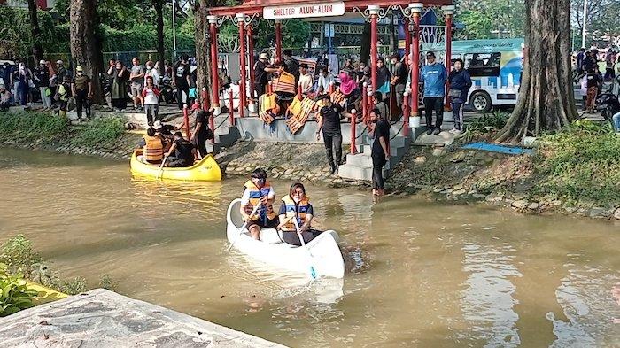 Masyarakat harus antre untuk perahu kano yang merupakan wisata baru di alun alun Kota Tangerang yang lagi viral.