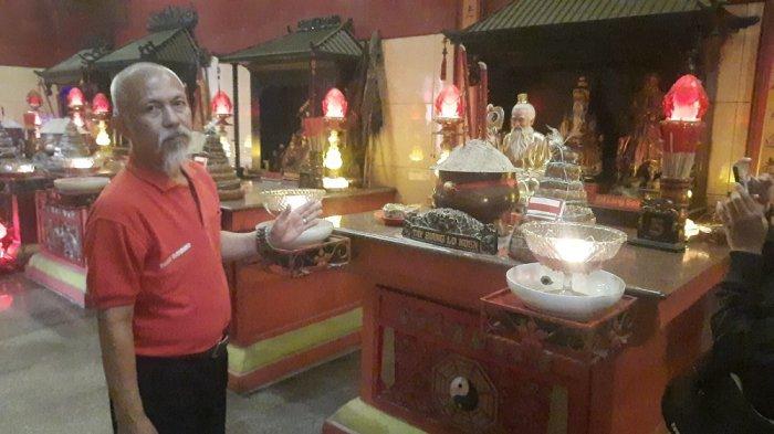 Yanto (59) Biokong Klenteng Kwan Tee Koen di Jalan Insinyur Juanda, Kelurahan Nagasari, Kecamatan Karawang Barat, Kabupaten Karawang.