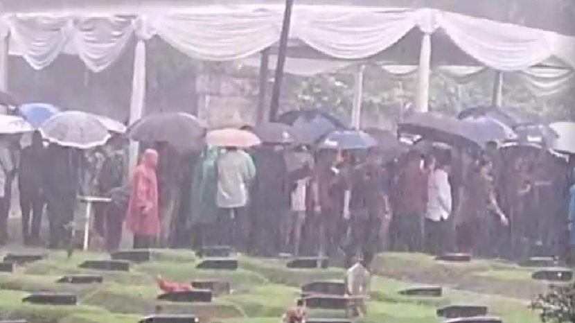 Pemakaman suami Najwa Shihab Ibrahim Sjarief Assegaf di TPU Jeruk Purut, Jakarta Selatan, Rabu (21/5/2025).
