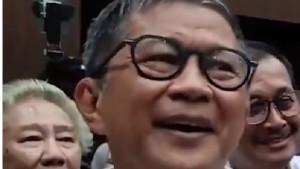 Rocky-Gerung-tertawa.jpg