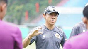 shin-tae-yong-sedang-memimpin-latihan-timnas-indonesia-u-23-di-sea-games-2022-vietnam.jpg