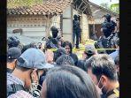 Densus-88-AT-Polri-menggeledah-salah-satu-rumah-pelaku-jaringan-teror-Agus-Muslim.jpg