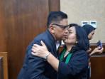 Hasto Kristiyanto Dapat Ciuman Istri Sebelum Sidang Vonis ​​​​​​​​