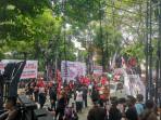 Jelang Sidang Vonis Hasto, Jalan Depan PN Jakpus Ditutup Hingga Ribuan Pendukung Unjuk Rasa