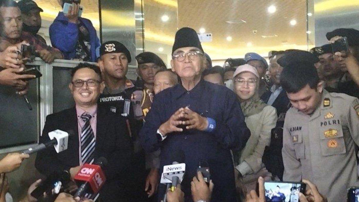 Pimpinan Pondok Pesantren (ponpes) Al-Zaytun, Panji Gumilang selesai diperiksa penyidik Bareskrim Polri soal dugaan penistaan agama, Senin (3/7/2023) malam.