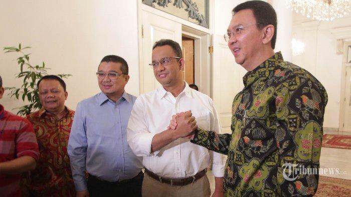 Gubernur DKI Jakarta Basuki Tjahaja Purnama atau Ahok (kanan) berjabat tangan dengan calon Gubernur DKI Anies Baswedan (kiri) sebelum melakukan pertemuan di Balai Kota, Jakarta Pusat, Kamis (20/4). Anies Baswedan yang unggul dalam hitung cepat pada Pemilihan Gubernur DKI 2017 putaran kedua mendatangi Balai Kota menemui Ahok untuk membahas rekonsiliasi antarpendukung agar tetap menjaga persatuan serta membahas program kerja. Terbaru, Anies dan Ahok secara tak sengaja bertemu di sebuah hotel di Pondok Indah, Jakarta Selatan, Minggu (18/9/2022).