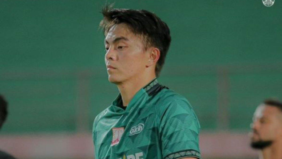Kiper Persis Solo Gianluca Claudio Pandeynuwu melakukan 3 save saat melawan Persib Bandung di Stadion Pakansari Bogor, Selasa (4/4/2023) malam.