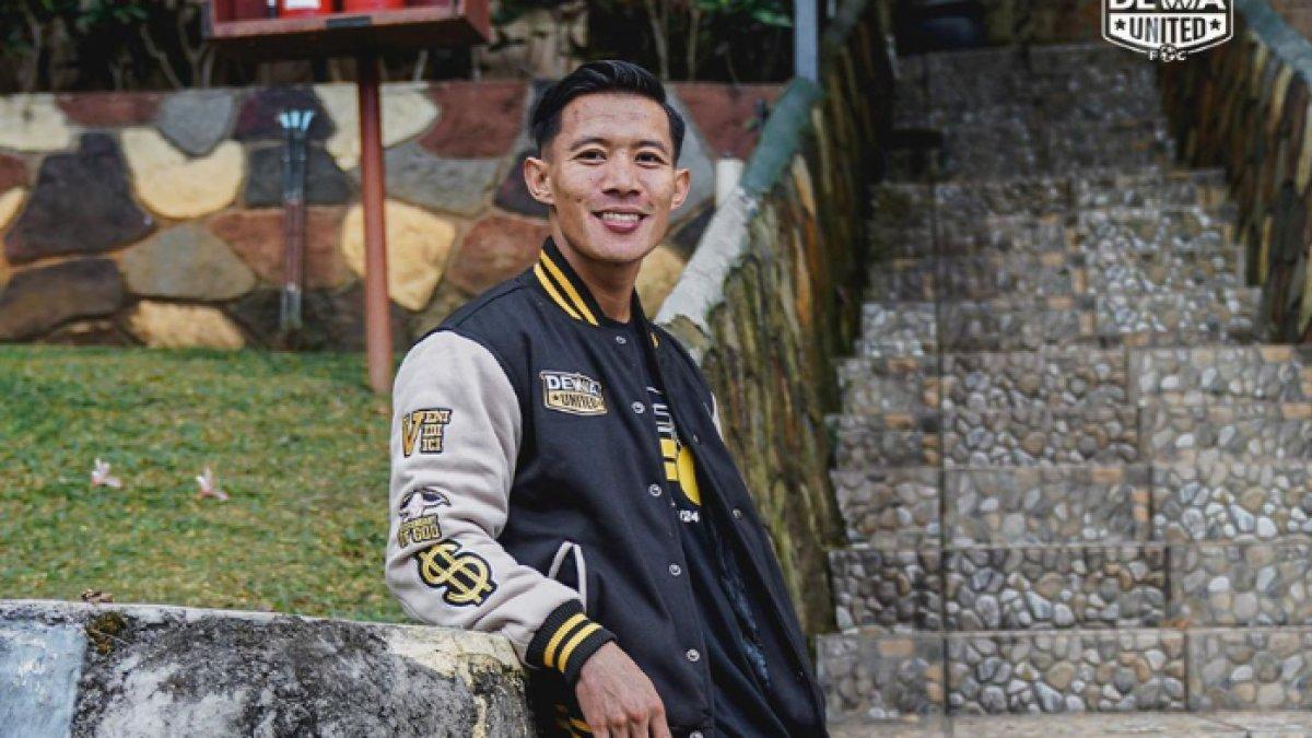 Dewa United saat menyambut kedatangan legenda Persib Bandung, Henhen Herdiana.