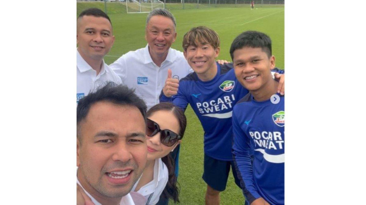 Pelatih Raffi Ahmad memimpin latihan