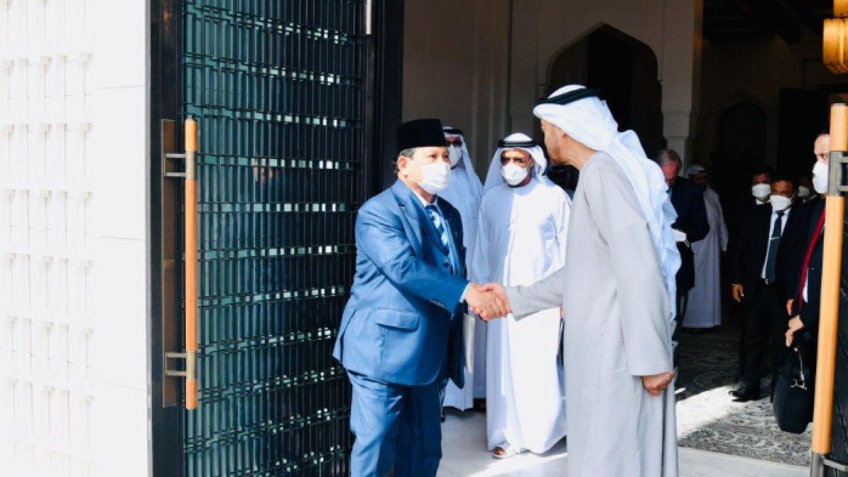 Menteri Pertahanan RI Prabowo Subianto mendampingi Presiden RI Joko Widodo bertemu dengan Presiden Uni Emirat Arab (UEA) Sheikh Mohamed bin Zayed bin Sultan Al Nahyan di Istana Al Shatie, Abu Dhabi, Jumat, 1 Juli 2022.