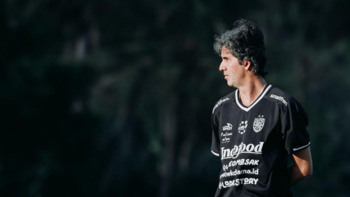PROFIL PEMAIN - Penampakan Stefano Cugurra Teco saat mengamati latihan para pemain Bali United Senin (15/5/2023).
