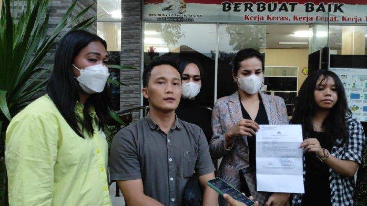 Dua waria bernama Fury dan Deca didampingi kuasa hukumnya saat membuat laporan ke SPKT Polda Sumut, Jumat (23/6/2023). Dua waria ini ngaku diperas diduga personel polisi di gedung Polda Sumut.