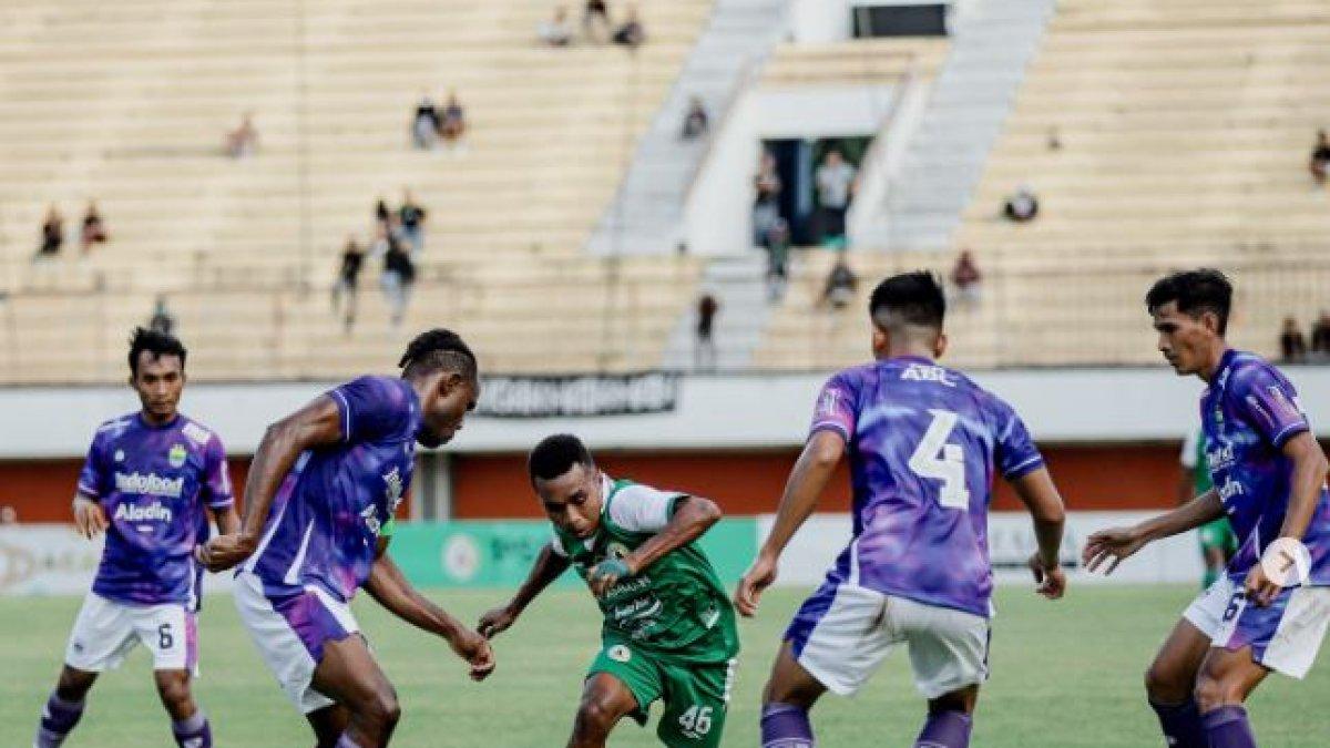 Potret pertandingan PSS Sleman Vs Persib Bandung, Minggu 25 Juni 2023.