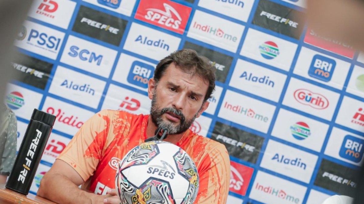 Potret pelatih Persis Solo Leonardo Medina saat memberikan konferensi pers sebelum laga Persis Solo Vs Persebaya Surabaya, Jumat (7/4/2023).