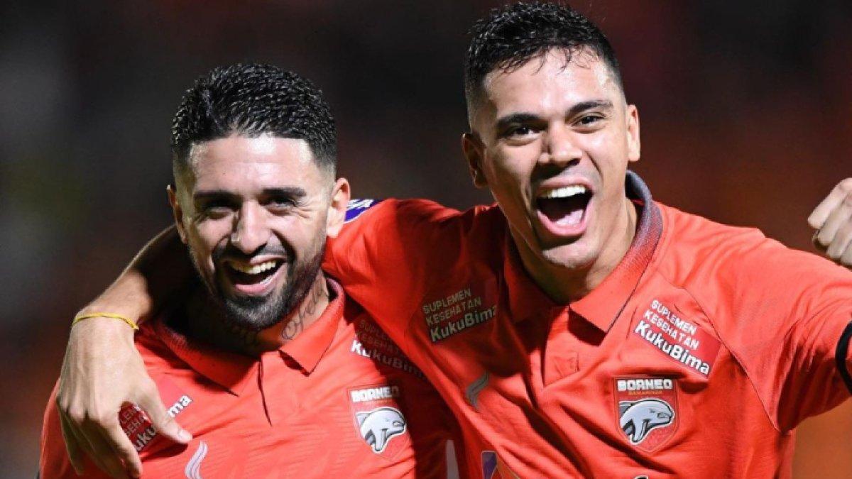 Striker Borneo FC Matheus Pato (kanan) mencetak hattrick saat melawan Bali United dengan skor akhir 5-1 di Stadion Segiri, Senin (3/4/2023) malam.
